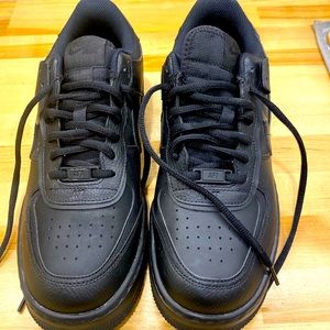 Women’s Nike air sneakers size 10